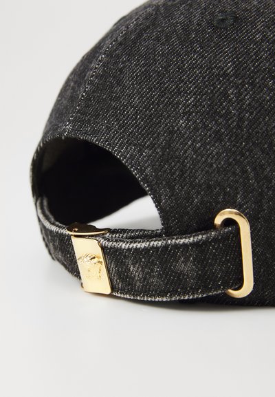 Schwarze Denim-Kappe mit strukturiertem Finish, ausgestattet mit einem goldenen Metallverschluss und einem Akzentlogo am Riemen. Schlichter, leicht gebogener Schirm.