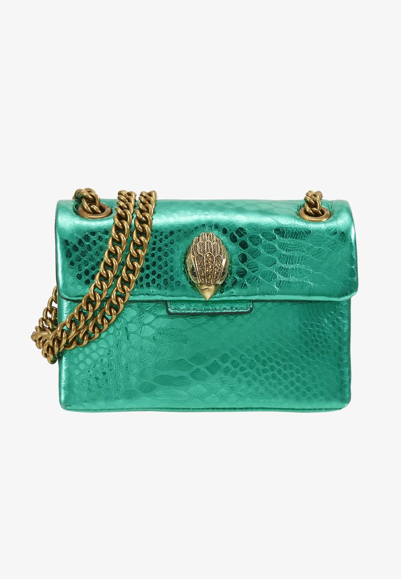 Borsa a tracolla in faux leather metallico verde con catena dorata, caratterizzata da una superficie texturizzata, un dettaglio con chiusura e una forma rettangolare strutturata.
