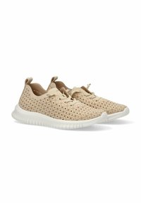 Zapatillas de malla beige con perforaciones en forma de diamante, que cuentan con una suela acolchada blanca y cierre con cordones. Diseño de perfil bajo con lengüetas de tiro.