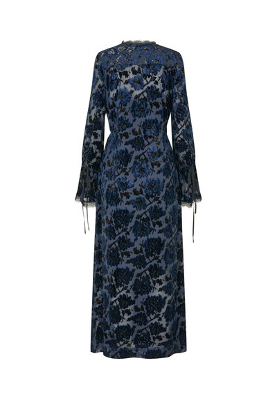 Robe longue bleue à fleurs avec des manches transparentes ornées de dentelle, un corsage ajusté et une jupe fluide. Le matériau a un léger brillant et une texture.