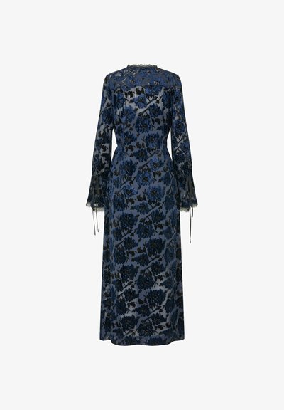 Robe longue bleue à fleurs avec des manches transparentes ornées de dentelle, un corsage ajusté et une jupe fluide. Le matériau a un léger brillant et une texture.