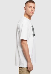 Merchcode BRANDALISED-BARCODE LEOPARD HEAVY - Triko s potiskem - white