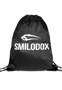 Sort sportstaske med snøre og et hvidt, stiliseret pantherhoved-logo over den fede skrift "SMILODOX" på forsiden.