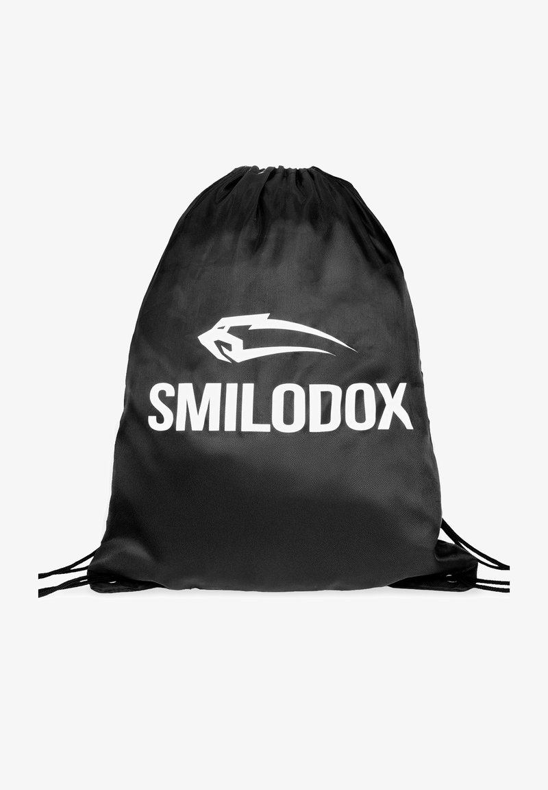 Sort sportstaske med snøre og et hvidt, stiliseret pantherhoved-logo over den fede skrift "SMILODOX" på forsiden.