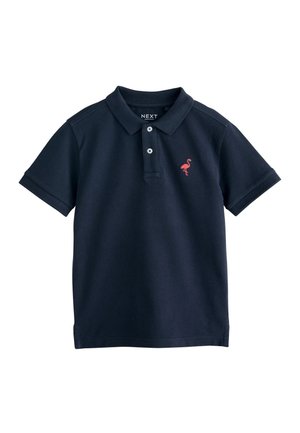 Tummansininen lyhythihainen poolopaita, jossa on kaksi valkoista nappia ja vasemmassa rintapielessä pieni vaaleanpunainen flamingo kirjailtuna.