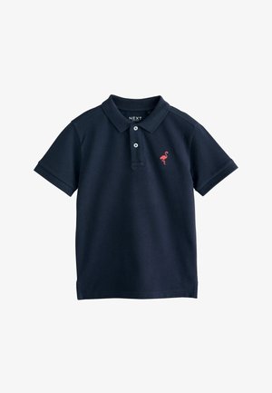 Tmavomodré polo tričko s krátkym rukávom, s dvoma bielymi gombíkmi a malým ružovým plameniakom vyšitým na ľavej strane hrude.