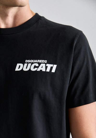Schwarzes Baumwoll-T-Shirt mit einem weißen Drucklogo, das "DSQUARED2 DUCATI" liest, mit einem klassischen Rundhalsausschnitt und kurzen Ärmeln.