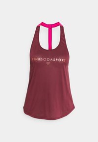 Mörkröd idrottstopp med rosa detaljer och racerback-design. Har "PINKSODASPORT"-logotypen i guld på framsidan. Slät textur.