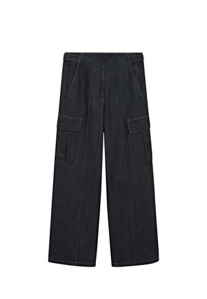 Černé široké cargo kalhoty s velkými bočními kapsami a viditelnými švy vpředu a na pase.