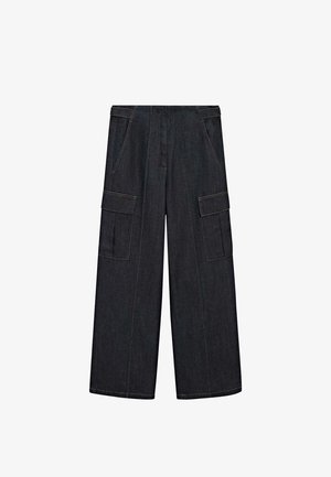 Czarne szerokie spodnie cargo z dużymi bocznymi kieszeniami i widocznym przeszyciem z przodu oraz na pasie.