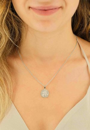 Silberne Halskette mit Anhänger in Form einer runden Münze mit detaillierter Gravur, die an einer feinen Kette hängt.