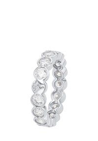 Anillo de plata con diseños circulares interconectados, adornado con piedras redondas transparentes, que presenta una textura suave y pulida.