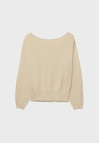 Bež pulover z dolgimi rokavi, širokim izrezom v obliki čolna ter rebrastimi manšetami in robom, položen na ravno belo podlago.