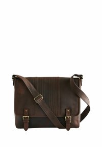 Ruskea nahkainen viestilaukku, jossa on teksturoitu paneeli, säädettävä hihna ja kaksi messinkistä solkisomistetta. Laukussa on sileä pinta ja tukeva rakenne.