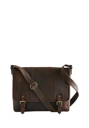 Braune Leder-Messenger-Tasche mit einer strukturierten Platte, verstellbarem Riemen und zwei Messing-Schnallen als Akzente. Verfügt über eine glatte Oberfläche und robustes Design.