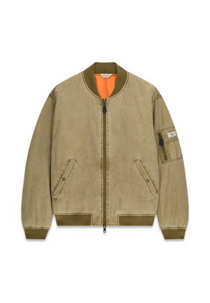 Kurtka bomber khaki z pomarańczową podszewką, prążkowanym kołnierzem, mankietami i dołem, zamkiem błyskawicznym z przodu, dwoma skośnymi kieszeniami oraz kieszenią na zamek na lewym rękawie.