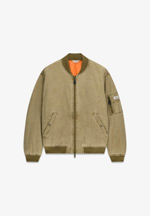 Khaki Bomberjacke mit oranger Innenfütterung, geripptem Kragen, Bündchen und Saum, Frontreißverschluss, zwei schrägen Taschen und Reißverschlusstasche am linken Ärmel.