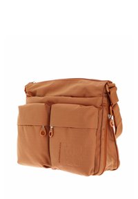 Sac en tissu texturé orange avec deux poches avant, compartiment principal zippé et bandoulière réglable. Présente des fermetures éclair en métal et des détails de couture.
