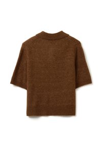 Maglione corto a maniche corte marrone in maglia con colletto alto, caratterizzato da una texture morbida e bordi a coste. Nessun motivo visibile o dettagli in metallo.