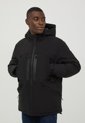 Giacca nera imbottita con cappuccio, dotata di due tasche sul petto con zipper verticali e tasche laterali, in un tessuto liscio con finitura opaca.