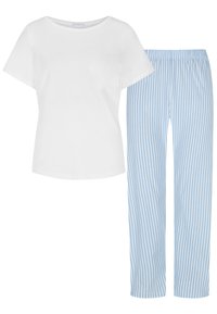 Top bianco in cotone a maniche corte con taschino sul petto, abbinato a pantaloni del pigiama a strisce verticali blu chiaro e bianche con vita elastica.