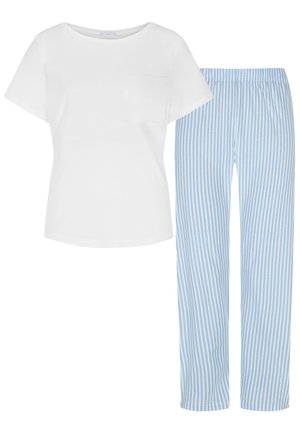 Hvid bomulds top med korte ærmer og en brystlomme, parret med lyseblå og hvide vertikalt stribede pyjamabukser med elastisk talje.