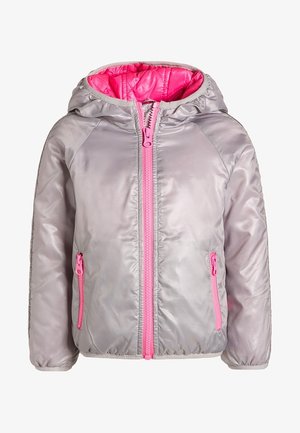 Jasnoszara kurtka z różowym wykończeniem kaptura i zamkiem. Posiada dwie różowe boczne kieszenie na zamek oraz miękki, błyszczący materiał. Krój jest z kapturem i dopasowany.
