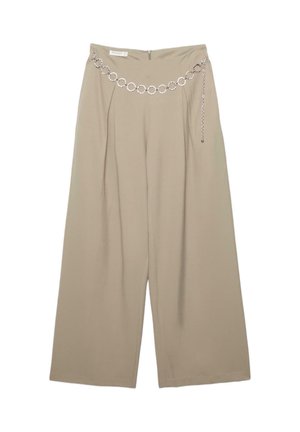 Beżowe spodnie o szerokich nogawkach z wysokim stanem i plisami, ozdobione srebrnym paskiem z łańcucha z okrągłymi ogniwami.