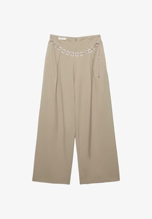 Bež široke hlače z visokim pasom in nagubami, dopolnjene s srebrnim pasom iz verige s krožnimi členki.