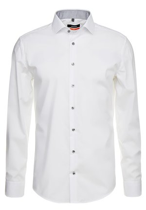 Chemise blanche à manches longues en tissu lisse, dotée d'un rabat boutonné sur le devant, d'un col classique et de boutons en argent le long de la patte de boutonnage.