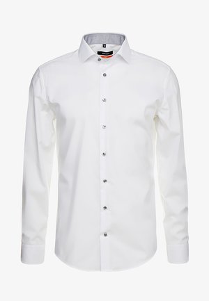 Hvid langærmet skjorte lavet af glat stof, med knaplukning foran, standard krave og sølvknapper langs åbningen.