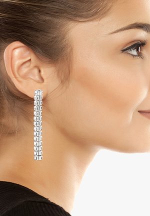 Orecchini lunghi e rettangolari realizzati in metallo di tonalità argento, caratterizzati da sezioni alternate di superfici lisce e adornate con strass.