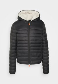 Giubbotto piumino nero con chiusura a zip e cappuccio. Presenta un morbido rivestimento in pile color crema e un accento arancione sulla zip.