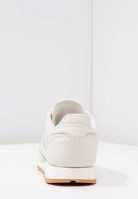 Reebok Classic CL LEATHER ZIP - Tossud - chalk/sandstone/silver