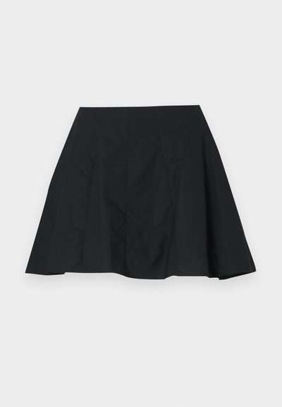 Zwarte flare rok met een gladde textuur, voorzien van verticale plooien en een eenvoudig ontwerp. De zoomlijn is iets asymmetrisch.