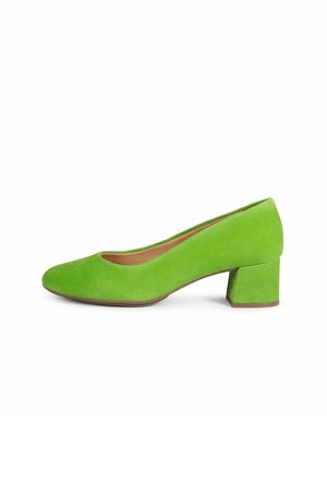 Zapato de tacón bajo en bloque de ante verde brillante con punta redondeada y forro interior color cuero, mostrado de perfil sobre un fondo blanco.