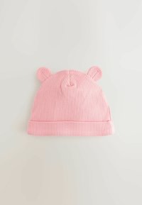 Bonnet en tricot rose avec revers et oreilles d'ours sur le dessus. Texture douce et forme arrondie.
