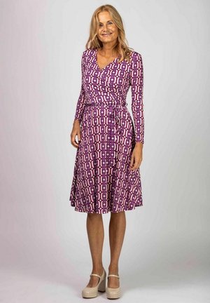 Violetti ja vaaleanpunainen kuviollinen kietaisumekko, jossa on pitkät hihat, V-pääntie ja kireä vyötärö, valmistettu pehmeästä ja kevyestä kankaasta.
