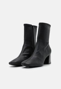 Monki Botas clássicas de cano curto - black dark