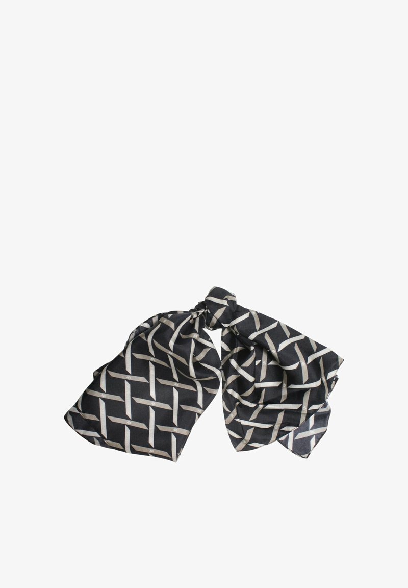 Bufanda de seda negra con un patrón geométrico de rectángulos blancos y grises. La tela tiene una textura suave con un ligero brillo.