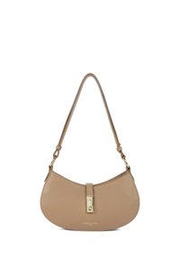 Borsa a tracolla in pelle beige con forma curva, dettagli in oro e chiusura centrale a linguetta. Dotata di tracolla regolabile per maggiore versatilità.