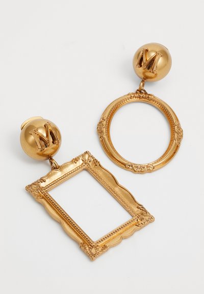 Boucles d'oreilles en ton doré avec un cadre rectangulaire et un cadre circulaire orné suspendus à des clous ronds embossés de la lettre "M."