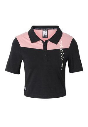 Čierna polokošeľa s krátkym rukávom, ružovým priečnym dielom, tromi gombíkmi a bielym vertikálnym logom na pravom hrudníku.