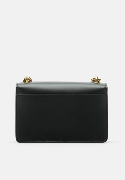 Melna ādas soma ar gludu virsmu. Augšdaļā ar zelta metāla detaļām, taisnstūra formas un minimālistisks dizains.