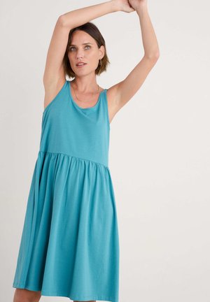Tank-Style Kleid in Türkis, aus weicher Baumwolle. Mit gerafftem Taillenbereich, ausgestelltem Rock und schlichter Ausschnittgestaltung. Glatte Textur, lässiges Design.