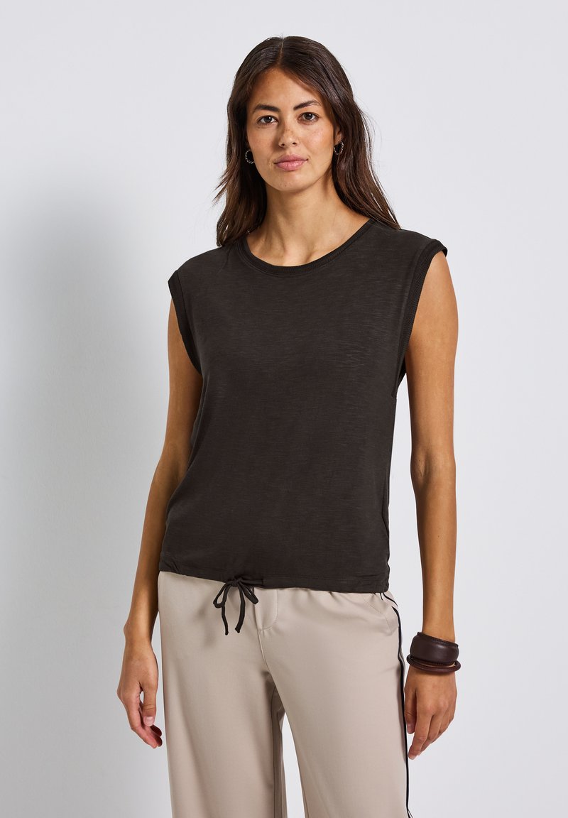 Černý top bez rukávů s kulatým výstřihem, mírným leskem a stahovacími lemy. Hladká textura látky; lehký a ležérní design.