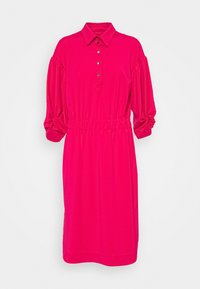 Robe rose vif longueur genou avec manches trois-quarts bouffantes, col et quatre boutons devant, dotée d'une taille élastique.