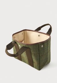Ορθογώνια πράσινη τσάντα tote από ταρτάν με καφέ υφασμάτινες χειρολαβές, μπεζ εσωτερικό και κουμπώματα με σnap στην κορυφή.
