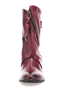 Burgundska kožna gležnjača s bočnim zatvaračem, glatke teksture i zakrivljenog dizajna na prednjem panelu. Ima kvačicu za lakše obuvanje.