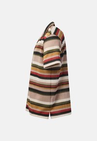 Polo en maille manches courtes avec des rayures horizontales beige, vert, rouge, blanc et moutarde, vu de profil sur fond blanc.